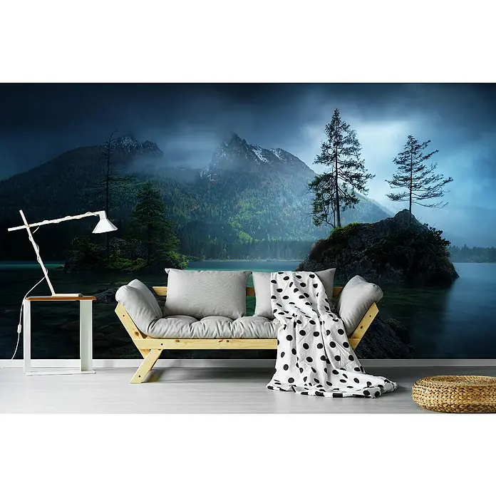 Papermoon Premium collection Fototapete Hinterisland - B x H: 250 x 186 cm, Vlies - Wohnzimmer mit einem Sofa und einem Couchtisch vor einer Fototapete mit Bergsee, der dem Raum eine ruhige Atmosphäre verleiht.