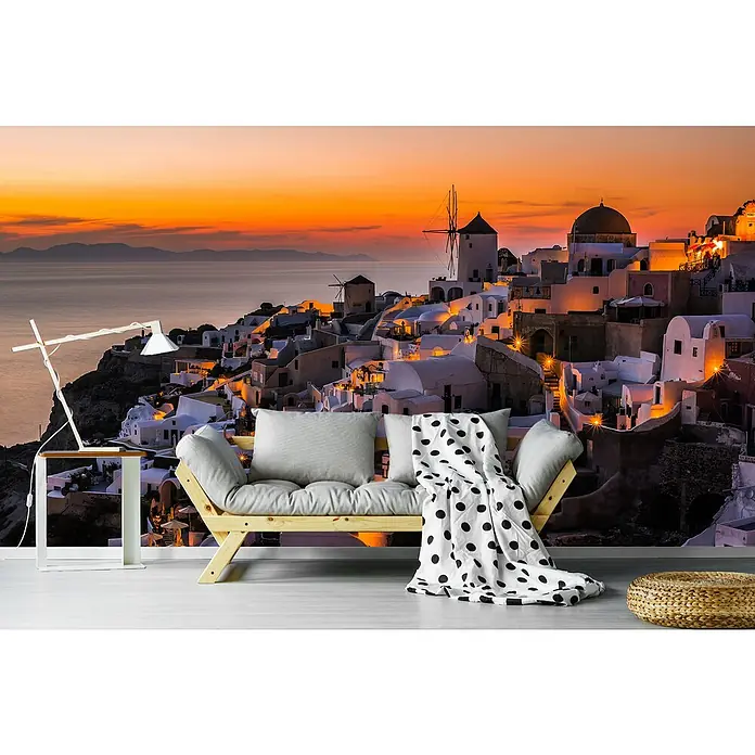 Papermoon Premium collection Fototapete Calispera Santorini - B x H: 200 x 149 cm, Vlies - Einrichtungsidee mit Sofa, Tischlampe und Blick auf Santorini Tapete, die eine warme und einladende Atmosphäre schafft.