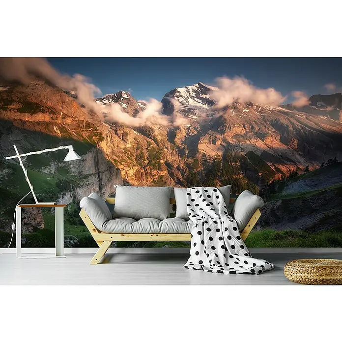 Papermoon Premium collection Fototapete Oeschinsee - B x H: 250 x 186 cm, Vlies - Gemütliches Wohnzimmer mit trendigem Sofa vor einer atemberaubenden Bergkulisse als Fototapete, die eine einladende Atmosphäre schafft.