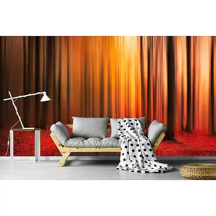 Papermoon Premium collection Fototapete Pfad zu unbekannt - B x H: 200 x 149 cm, Vlies - Ein Holzsofa mit grauen Kissen und einer gepunkteten Decke steht neben einem Beistelltisch und einer Lampe in einem Raum mit einem lebhaften Waldgemälde.