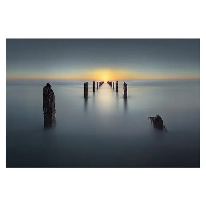 Papermoon Premium collection Fototapete Letztes Licht - B x H: 300 x 223 cm, Vlies - Mystische Aufnahme von alten Pfählen im ruhigen Wasser bei Sonnenuntergang, die eine ruhige und friedliche Atmosphäre schaffen.