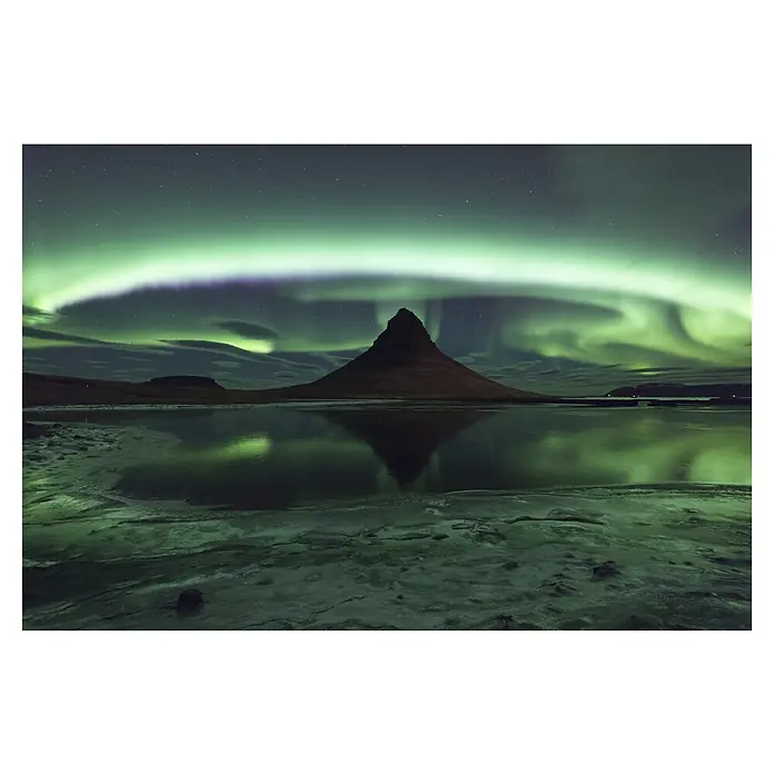 Papermoon Premium collection Fototapete Kirkjufell Aurora - B x H: 200 x 149 cm, Vlies - Berg und Nordlichter spiegeln sich im eisigen Wasser, magische Winterlandschaft.