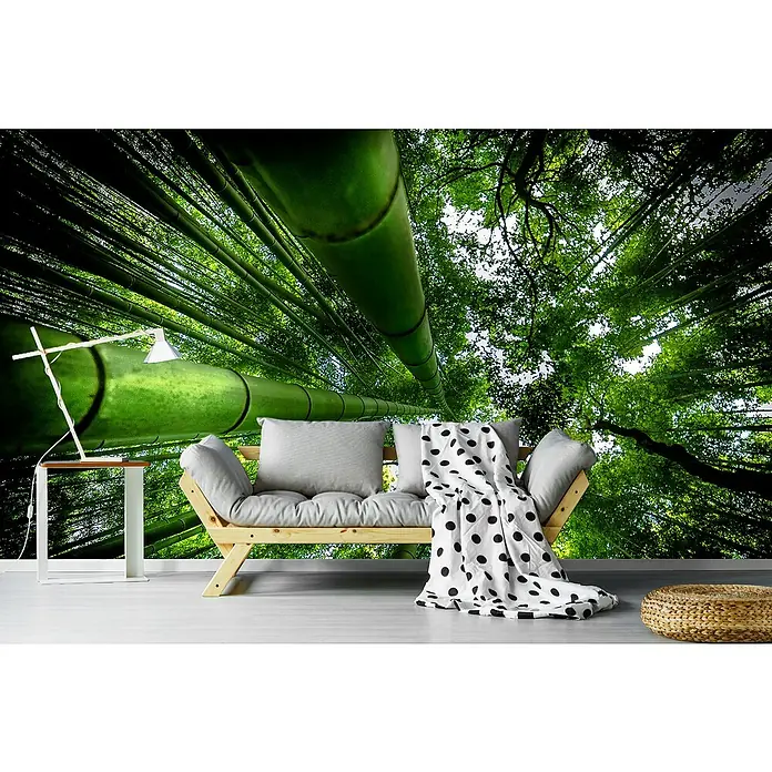 Papermoon Premium collection Fototapete Arashiyama - B x H: 400 x 260 cm, Vlies - Einladendes Wohnzimmer mit einem Sofa, einem Tisch und einem Blick auf einen beruhigenden Bambuswald-Fototapete, die Ruhe ausstrahlt.