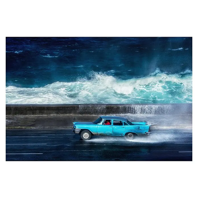 Papermoon Premium collection Fototapete Blaue Tour - B x H: 200 x 149 cm, Vlies - Ein azurblaues Oldtimer-Auto fährt an der Uferpromenade entlang, während hohe Wellen über die Mauer brechen.