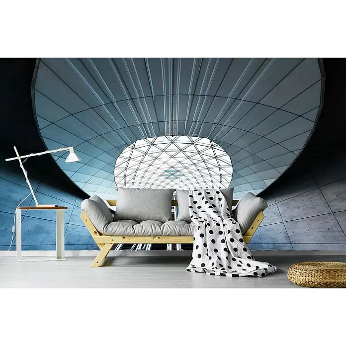 Papermoon Premium collection Fototapete Malmap-Station - B x H: 250 x 186 cm, Vlies - Ein Futonsofa aus Holz mit grauen Kissen und einer weiß-schwarz gepunkteten Decke in einem modernen Raum.
