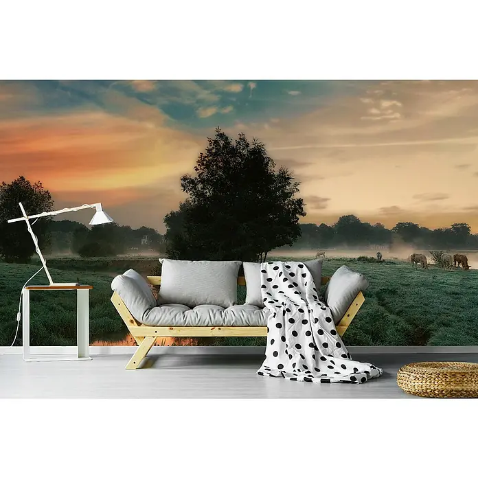 Papermoon Premium collection Fototapete Nebliger Traum - B x H: 200 x 149 cm, Vlies - Eine stilvolle Inneneinrichtung mit einem natürlichen Wandbild, das eine ruhige Landschaft mit Kühen zeigt und eine entspannte Atmosphäre schafft.