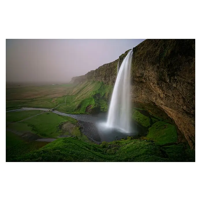 Papermoon Premium collection Fototapete Wasserfall Landschaft - B x H: 450 x 280 cm, Vlies - Spektakulärer Seljalandsfoss Wasserfall in Island. Das Wasser stürzt von einer Klippe in einen malerischen See, umgeben von grünen Hügeln.