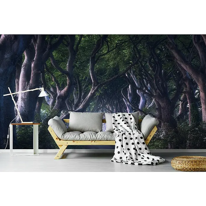 Papermoon Premium collection Fototapete Die dunklen Hedges - B x H: 350 x 260 cm, Vlies - Stilvolles Interieur mit einem modernen Sofa, einer eleganten Lampe und einem dekorativen Hocker vor einer beeindruckenden Waldtapete.