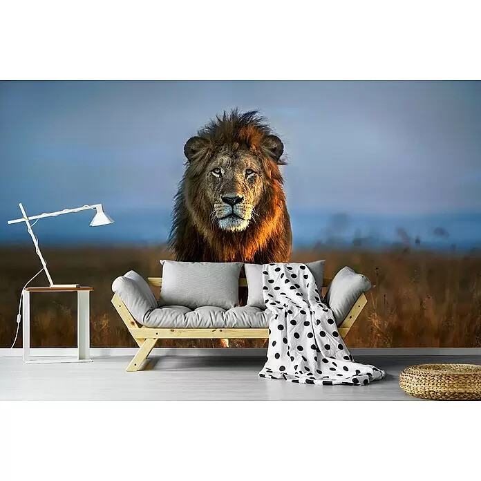 Papermoon Premium collection Fototapete Löwe nah oben - B x H: 300 x 223 cm, Vlies - Ein Wohnzimmer mit einem majestätischen Löwen-Wandbild. Ein Holzsofa, Beistelltisch mit Lampe und Hocker möblieren den Raum.