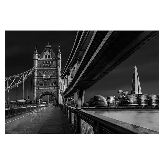 Papermoon Premium collection Fototapete London-Skyline - B x H: 400 x 260 cm, Vlies - Die Tower Bridge in London, gesehen von der Brücke, in Schwarzweiß, mit The Shard im Hintergrund. Eindrucksvolle Architektur und urbane Szenerie.