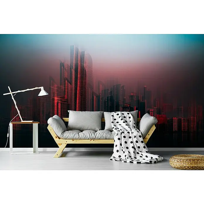 Papermoon Premium collection Fototapete Abu Dhabi Skyline - B x H: 500 x 280 cm, Vlies - Eine moderne Wohnzene mit einem skandinavisch inspirierten Futon-Sofa und einem Beistelltisch mit Lampe vor einer stylischen Stadttapete.