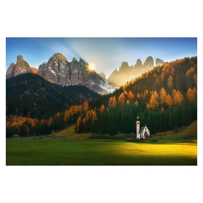 Papermoon Premium collection Fototapete Santa Maddalena - B x H: 200 x 149 cm, Vlies - Malerische Aussicht auf eine kleine Kirche mit den Dolomiten im Hintergrund, beleuchtet von der warmen Sonne.