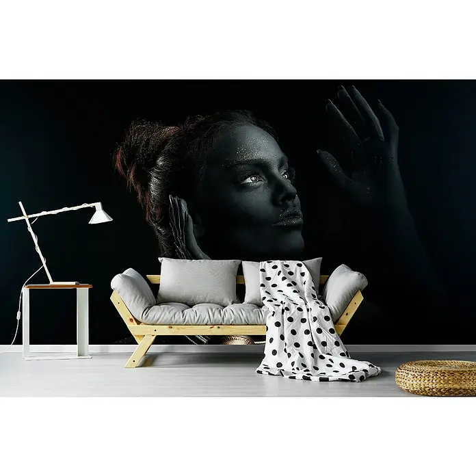Papermoon Premium collection Fototapete Sofia - B x H: 250 x 186 cm, Vlies - Elegante Inneneinrichtung mit einem hellen Sofa, einem Nachttisch mit Lampe und einem dekorativen Wandbild.