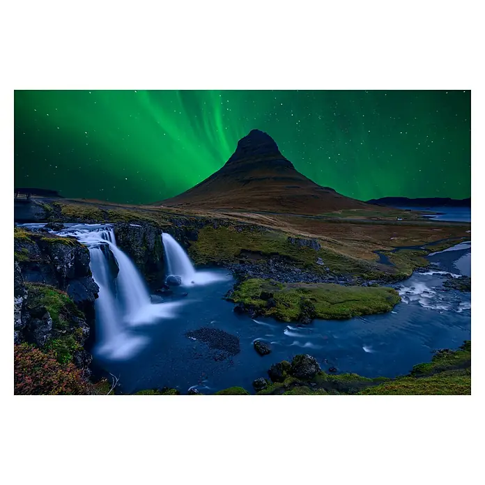 Papermoon Premium collection Fototapete Nordlichter über den Bergen, Meer und Wasserfällen - B x H: 450 x 280 cm, Vlies - Naturlandschaft mit Kirkjufell Berg und Wasserfällen unter einem grünen Polarlicht-Himmel, eine friedliche und atemberaubende Szene.