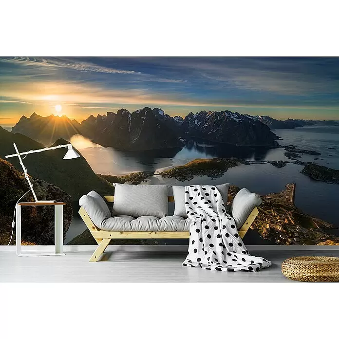 Papermoon Premium collection Fototapete Magischer Moment - B x H: 450 x 280 cm, Vlies - Holzsofa mit hellgrauen Kissen, gepunkteter Decke, weißem Beistelltisch mit Lampe und Flechtpouf, in einer Raumumgebung.