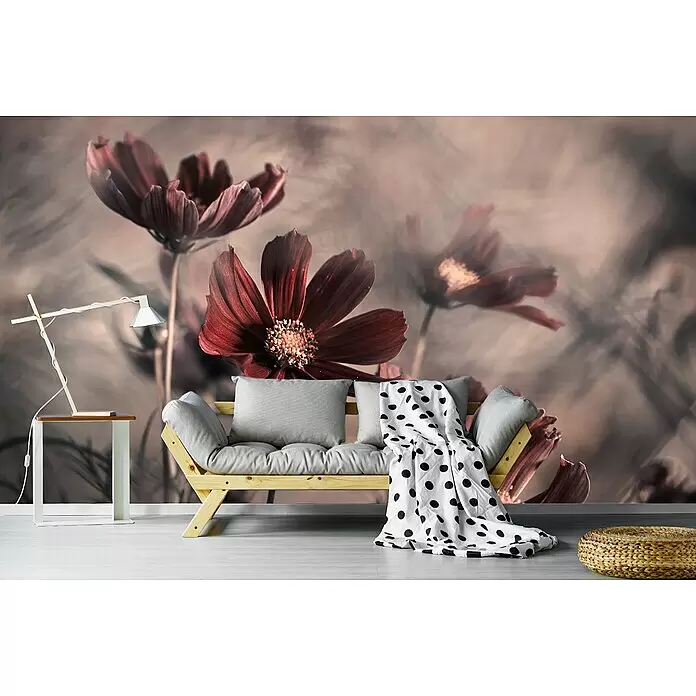 Papermoon Premium collection Fototapete Blume triste - B x H: 350 x 260 cm, Vlies - Holzsofa mit grauen Kissen und einer weiß-schwarz gepunkteten Decke vor einer floralen Wandtapete.