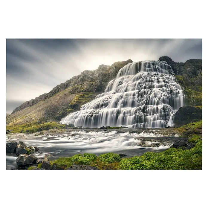 Papermoon Premium collection Fototapete Zeitlos - B x H: 500 x 280 cm, Vlies - Dynjandi-Wasserfall: Mehrstufiger Wasserfall in Island, der sich über Felsen und grüne Vegetation ergießt. Das Wasser fließt sanft in den Vordergrund.