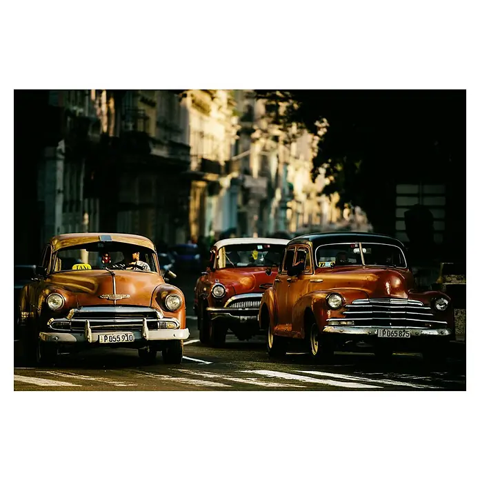 Papermoon Premium collection Fototapete Oldtimer - B x H: 200 x 149 cm, Vlies - Die Aufnahme zeigt drei Oldtimer auf einer Straße in Havanna, Kuba, mit einem Taxi-Schild auf dem vorderen Auto.
