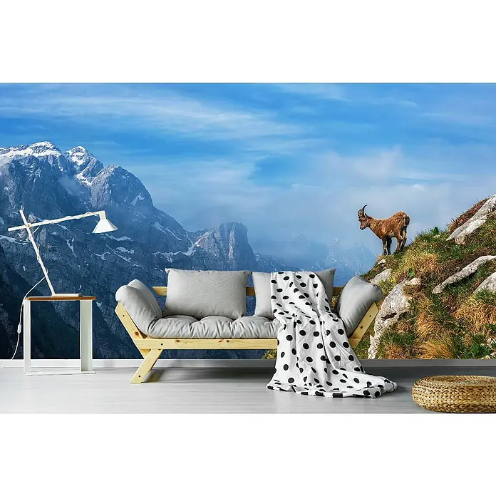 Papermoon Premium collection Fototapete Alpine Ibexbergen - B x H: 300 x 223 cm, Vlies - Dekorative Fototapete mit Bergmotiv, Sofa und Stehlampe, ideal für eine stilvolle Raumgestaltung und gemütliche Atmosphäre.