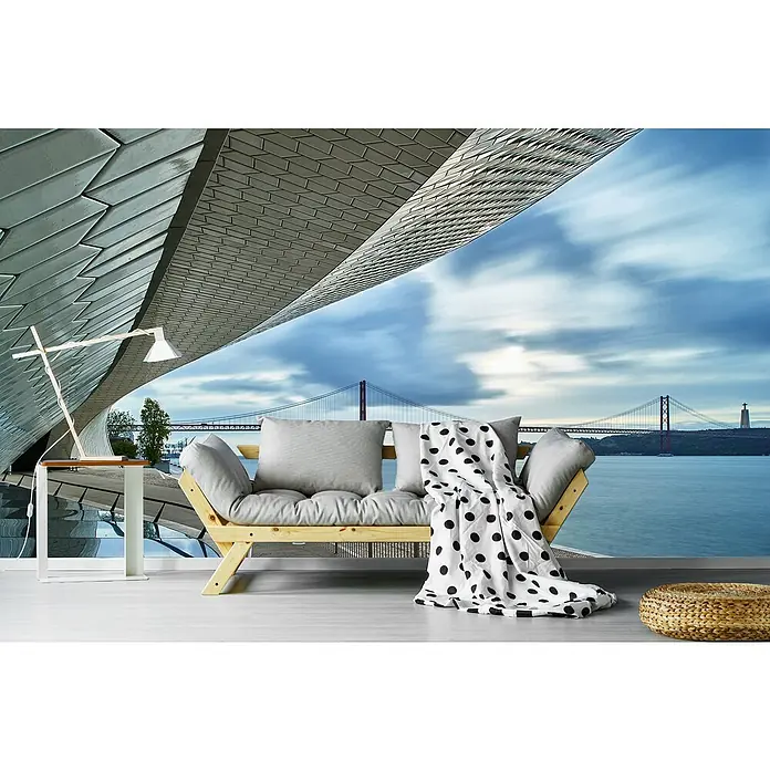 Papermoon Premium collection Fototapete Maat - B x H: 450 x 280 cm, Vlies - Moderne Wohnzimmergestaltung mit minimalistischem Sofa, stilvoller Lampe und Blick auf die Brücke. Gemütliches Ambiente mit Designelementen.