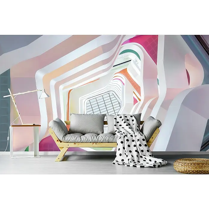 Papermoon Premium collection Fototapete So viele SchichtenB x H: 400 x 260 cm, Vlies - Gemütliches Interieur mit einem modernen Futon-Sofa, stilvollem Lampentisch und einem dekorativen Pouf, vor einer bunten Wandtapete.