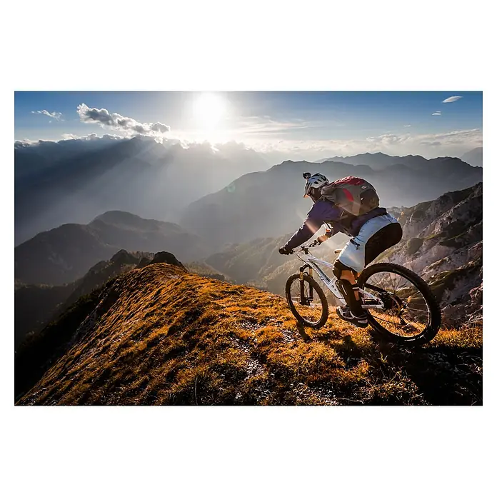 Papermoon Premium collection Fototapete Der Anruf des Berges - B x H: 400 x 260 cm, Vlies - Mountainbiker auf einem Trail in den Bergen, mit Blick auf die umliegende Landschaft und den strahlenden Sonnenschein.