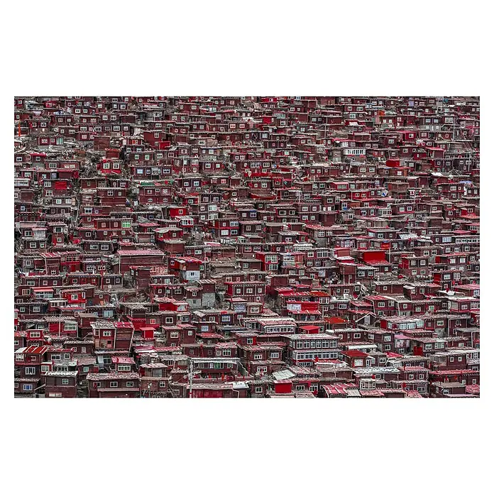 Papermoon Premium collection Fototapete Rote Häuser - B x H: 250 x 186 cm, Vlies - Luftaufnahme einer dichten Ansammlung roter und brauner Gebäude, die ein einzigartiges Stadtbild mit religiöser oder historischer Bedeutung zeigen.
