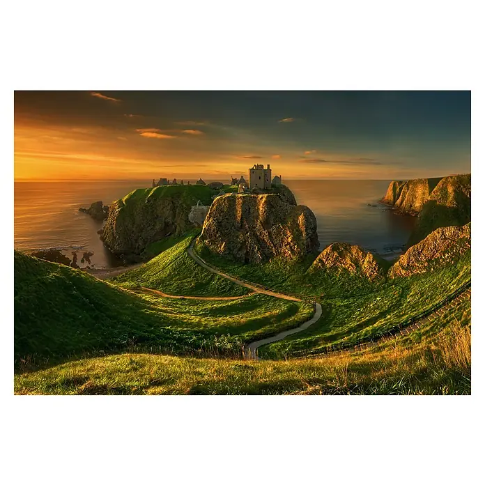 Papermoon Premium collection Fototapete Dunnottar - B x H: 250 x 186 cm, Vlies - Das atemberaubende Dunnottar Castle thront auf einer Klippe, umgeben von üppigem Grün und dem sanften blauen Meer unter einem strahlenden Himmel.
