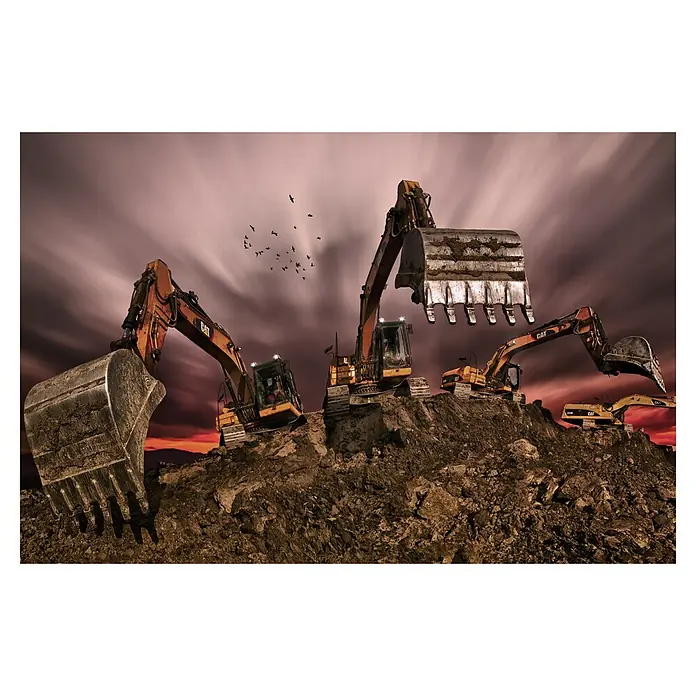 Papermoon Premium collection Fototapete Bagger Invasion - B x H: 450 x 280 cm, Vlies - Eine Gruppe von Caterpillar-Baggern thront auf einem Erdhügel unter einem dramatischen Himmel, der die Kraft und Robustheit der Baumaschinen hervorhebt.