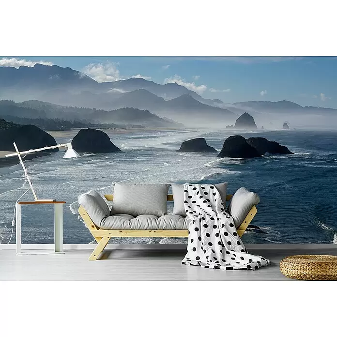 Papermoon Premium collection Fototapete Morgenstunde am Ecola Point - B x H: 400 x 260 cm, Vlies - Holzsofa mit grauen Kissen, gepunkteter Decke, weißem Beistelltisch, heller Holzlampe und Korbsitzsack in einem Zimmer.