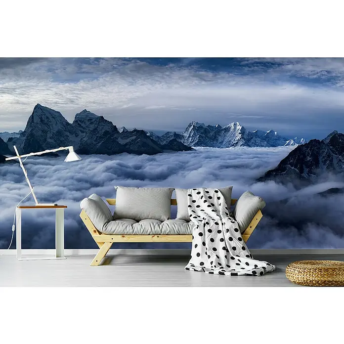 Papermoon Premium collection Fototapete Wolke River - B x H: 250 x 186 cm, Vlies - Ein Zimmer mit einem Sofa, einem Tisch und einem Wandbild von Bergen, die über den Wolken liegen. Die Einrichtung ist hell und modern.