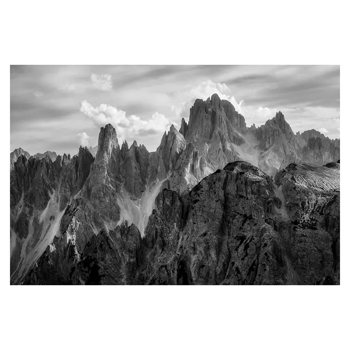 Papermoon Premium collection Fototapete Die Gipfel - B x H: 450 x 280 cm, Vlies - Schwarz-Weiß-Fotografie von majestätischen Berggipfeln unter einem bewölkten Himmel. Die schroffen Felsformationen dominieren die Landschaft.