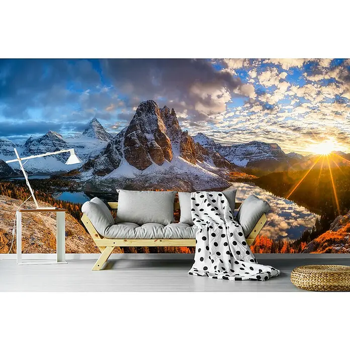Papermoon Premium collection Fototapete Himmel auf Erden - B x H: 400 x 260 cm, Vlies - Malerisches Interieur mit einer Bergkulisse-Tapete, einem stilvollen Sofa, einer Lampe und einem Hocker, die eine entspannte Atmosphäre schaffen.