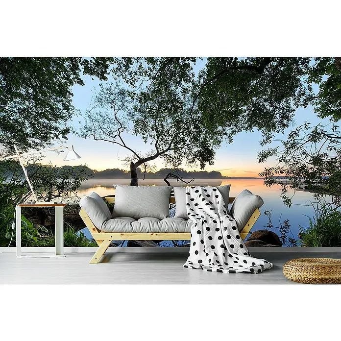 Papermoon Premium collection Fototapete Seeblick - B x H: 300 x 223 cm, Vlies - Entspannender Rückzugsort mit stilvoller Couch, Kissen und einer gepunkteten Decke, die zum Verweilen einlädt. Die Lampe spendet Licht.