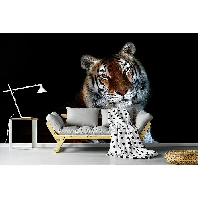 Papermoon Premium collection Fototapete Gelassenheit - B x H: 400 x 260 cm, Vlies - Eine Wohnzimmerdekoration mit einem Tigerwandbild, einem Holzbettsofa mit Kissen und einer Lampe, die ein gemütliches und stilvolles Ambiente schaffen.