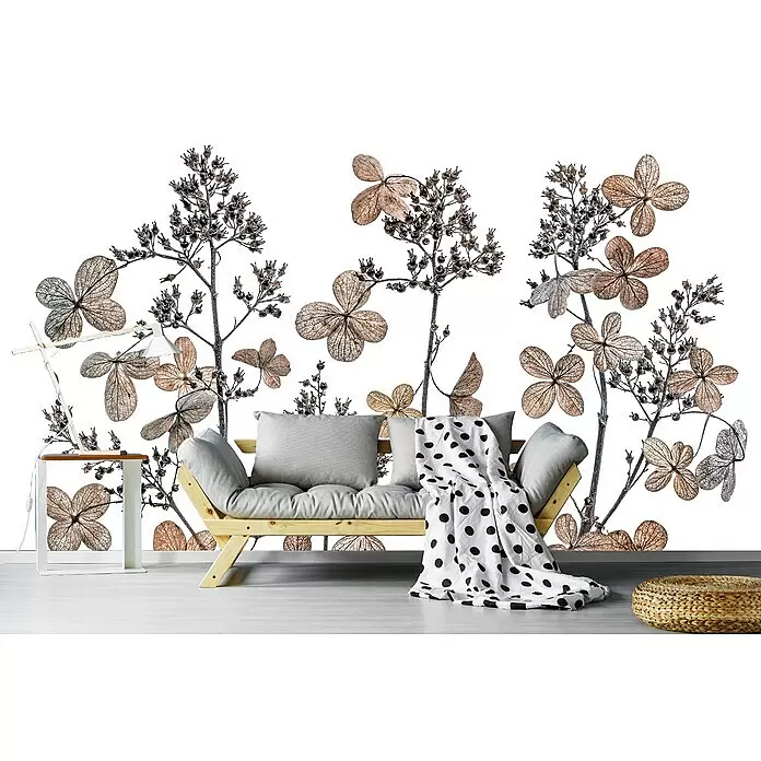 Papermoon Premium collection Fototapete Hortensie-Panikulata - B x H: 400 x 260 cm, Vlies - Helles Holzsofa mit grauen Kissen und gepunkteter Decke in einem Zimmer, dazu Beistelltisch und geflochtener Pouf.