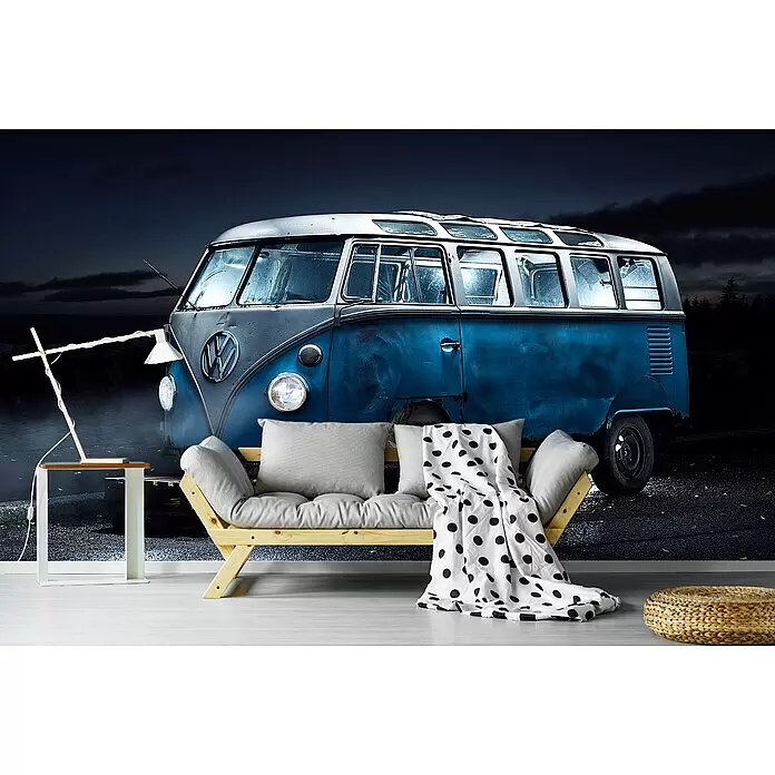 Papermoon Premium collection Fototapete VW Kleinbus - B x H: 350 x 260 cm, Vlies - Wohnzimmerszene mit hellem Holzsofa, Beistelltisch mit Lampe und einem geflochtenen Pouf vor dunklem Bus-Wandbild.