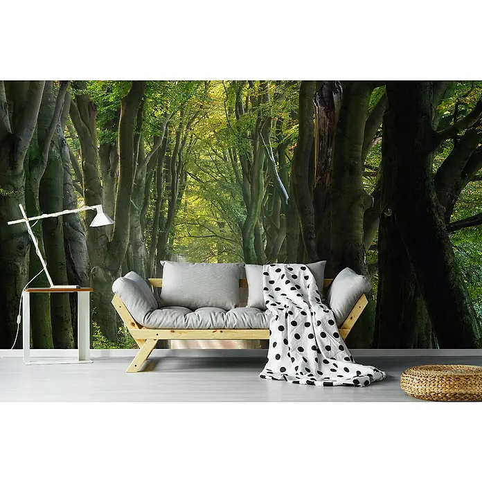 Papermoon Premium collection Fototapete Ein herrlicher Tag - B x H: 200 x 149 cm, Vlies - Das Bild zeigt ein stilvolles Wohnzimmer mit einer gemütlichen Couch, einem Beistelltisch und einer Lampe vor einer Fototapete mit Waldmotiv.
