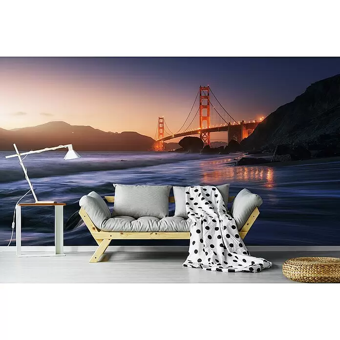 Papermoon Premium collection Fototapete Goldener Strand - B x H: 300 x 223 cm, Vlies - Golden Gate Bridge Wandbild bei Sonnenuntergang mit Meereswellen, als Tapete in einem modernen Wohnzimmer.