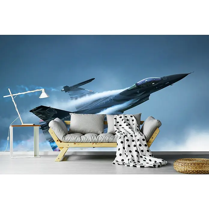 Papermoon Premium collection Fototapete Vador - B x H: 250 x 186 cm, Vlies - Wandbild mit Düsenjäger-Motiv über einer Couch und einem Tisch mit Lampe. Modernes Design für ein stilvolles Zuhause.
