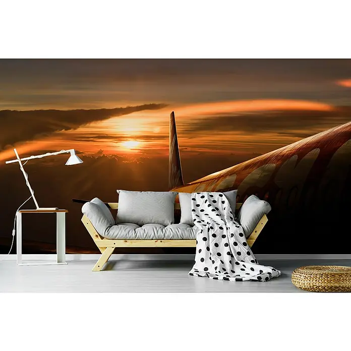 Papermoon Premium collection Fototapete Aus dem Flug - B x H: 250 x 186 cm, Vlies - Einladender Raum mit einem Sofa, einer Stehlampe und einer Wandtapete, die einen atemberaubenden Blick aus einem Flugzeugfenster zeigt.