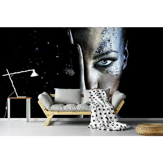 Papermoon Premium collection Fototapete Milchstraße - B x H: 500 x 280 cm, Vlies - Nahaufnahme eines Raumes mit einer Couch, einer Lampe und einem dekorativen Wandbild mit einem Gesicht.