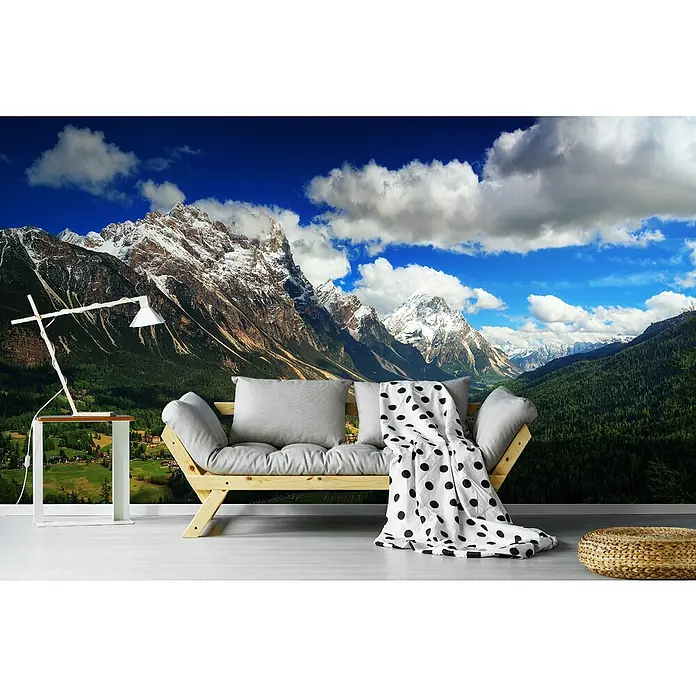 Papermoon Premium collection Fototapete Un-Valle - B x H: 400 x 260 cm, Vlies - Einladendes Interieur mit einem bequemen Sofa und einem atemberaubenden Bergpanorama im Hintergrund. Der gemütliche Raum wird durch eine moderne Lampe ergänzt.