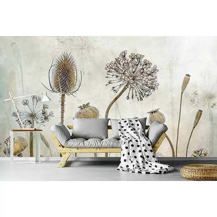 Papermoon Premium collection Fototapete Alt werden - B x H: 400 x 260 cm, Vlies - Holzsofa mit hellgrauen Kissen und gepunkteter Decke, dazu ein kleiner Beistelltisch und ein geflochtener Pouf.