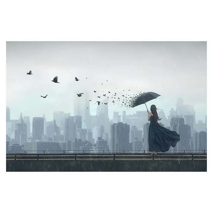 Papermoon Premium collection Fototapete Wegfliegen - B x H: 500 x 280 cm, Vlies - Frau mit Regenschirm, der sich in Vögel auflöst, vor einer grauen Stadtkulisse im Regen. Mystisch und melancholisch.