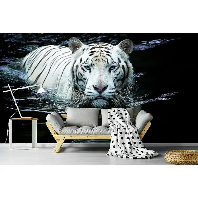 Papermoon Premium collection Fototapete Anzusehen - B x H: 250 x 186 cm, Vlies - Wohnraum mit einer Fototapete mit einem weißen Tiger im Wasser hinter einem hellen Sofa, Lampe und Hocker.