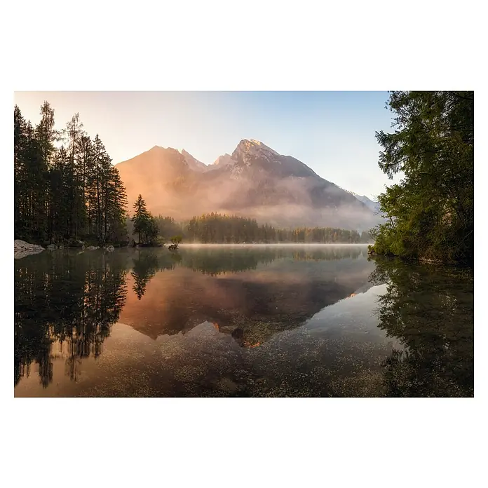 Papermoon Premium collection Fototapete Glühender Nebel - B x H: 500 x 280 cm, Vlies - Malerische Aussicht auf den Hintersee mit Bergen und Nebel. Ruhige Wasseroberfläche mit Spiegelungen der Bäume und Berge im klaren Wasser.