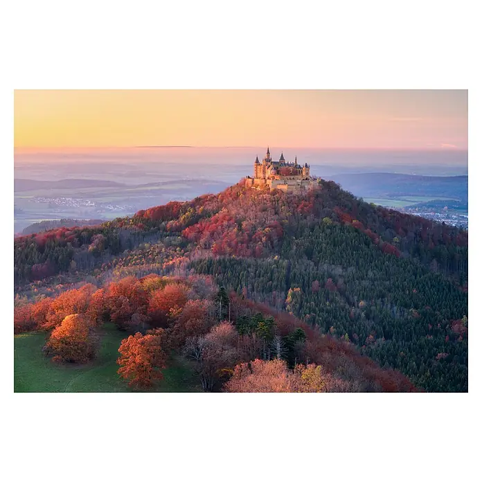 Papermoon Premium collection Fototapete Goldener Herbstabend - B x H: 500 x 280 cm, Vlies - Märchenhaftes Schloss Hohenzollern auf Hügel mit bunten Herbstwäldern im goldenen Sonnenlicht. Ein wahrer Augenschmaus für Naturliebhaber.