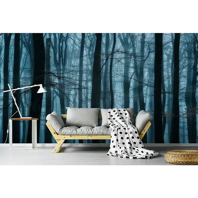 Papermoon Premium collection Fototapete Kühler Waldblick - B x H: 200 x 149 cm, Vlies - Wohnzimmer-Szene mit einem stilvollen Sofa, einer Stehlampe und einem dekorativen Hocker vor einer beeindruckenden Waldtapete.