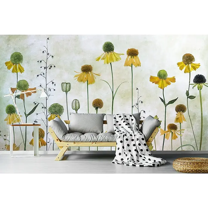 Papermoon Premium collection Fototapete Helenium - B x H: 450 x 280 cm, Vlies - Ein helles Wohnzimmer mit modernem Sofa, Beistelltisch und Dekorationen vor einer floralen Tapete, die eine warme und einladende Atmosphäre schafft.